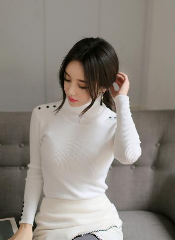 中午妈妈在厨房做饭